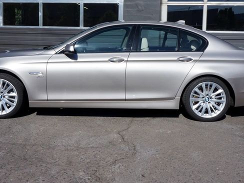 Used 2011 BMW 550i xDrive Sedan image 2