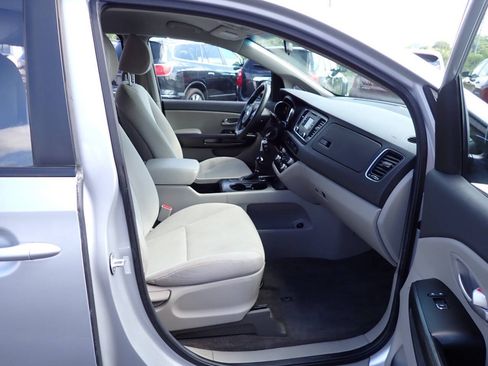 Used 2016 Kia Sedona L FWD image 9