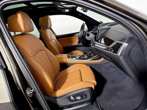 Certified 2024 BMW X7 xDrive40i w/ M Sport Package image 25