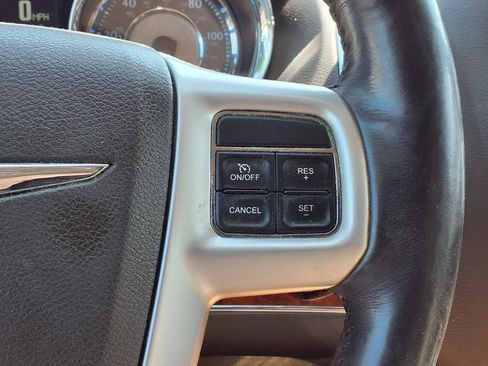 Used 2014 Chrysler Town & Country Limited w/ Luxury Group FWD image 15