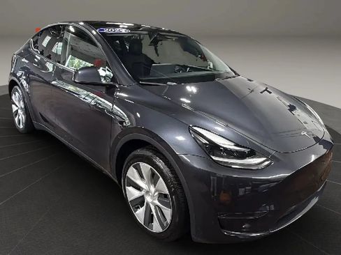Used 2024 Tesla Model Y Long Range RWD image 6