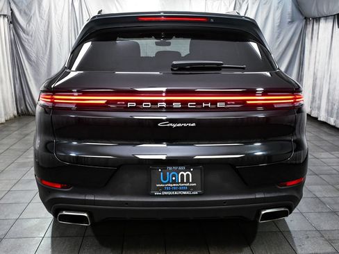 Used 2024 Porsche Cayenne AWD/4WD image 5