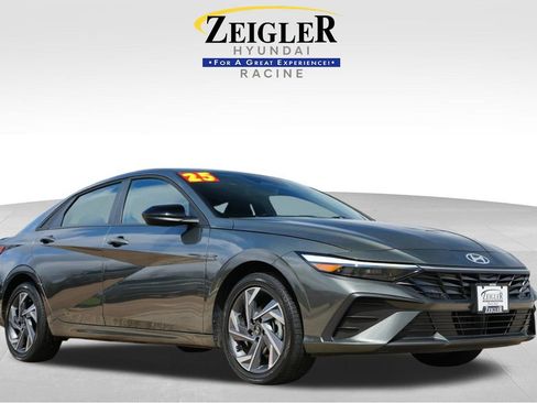 Used 2025 Hyundai Elantra SEL image 1