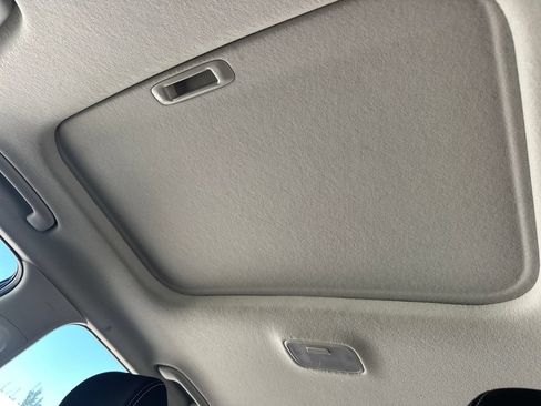Used 2025 Hyundai Venue SEL FWD image 17