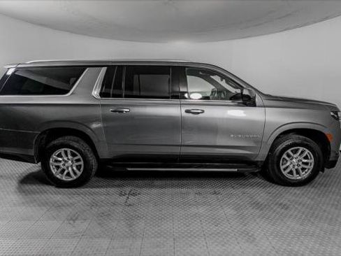 Used 2022 Chevrolet Suburban LT RWD image 9