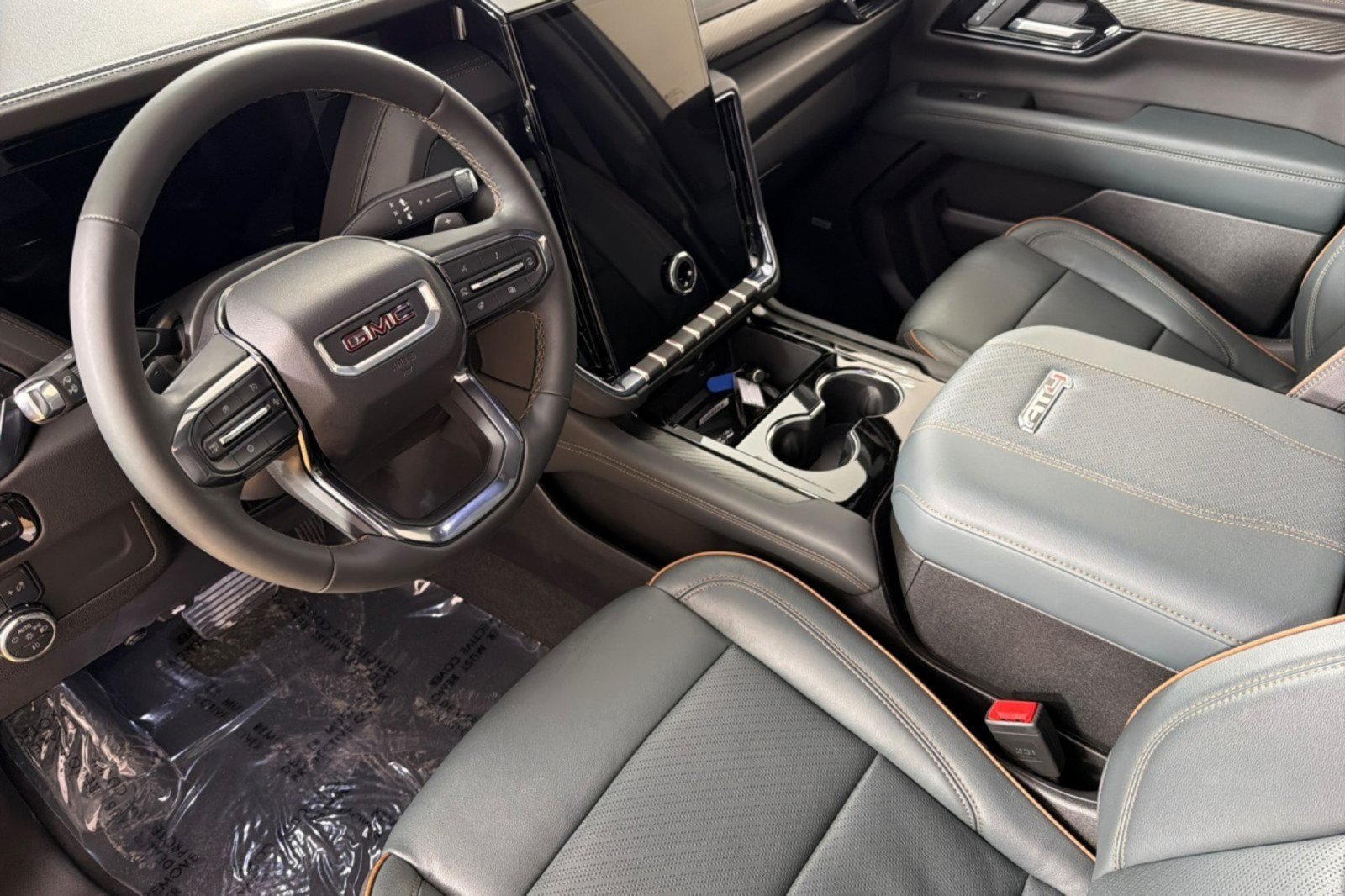 Used 2025 GMC Yukon AT4 w/ AT4 Premium Package AWD/4WD image 8