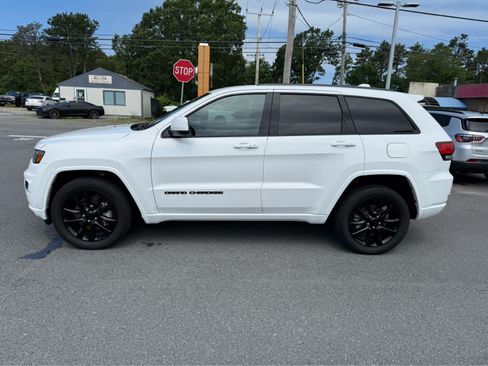 Used 2021 Jeep Grand Cherokee Laredo X AWD/4WD image 4