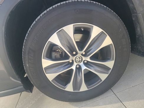 Used 2024 Toyota Highlander XLE image 12