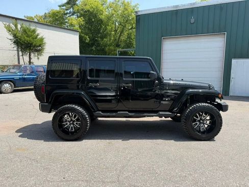 Used 2017 Jeep Wrangler Unlimited Sahara w/ Max Tow Package AWD/4WD image 8