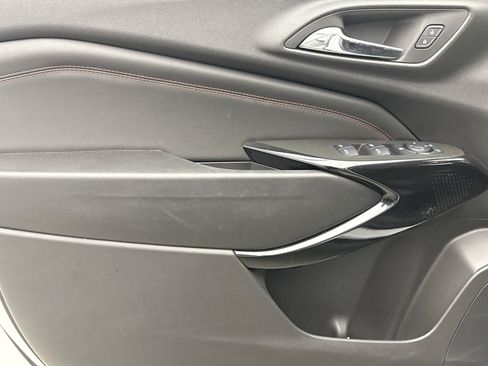 Used 2025 Chevrolet Trax RS FWD image 6