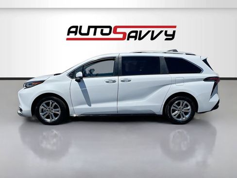Used 2024 Toyota Sienna Platinum AWD/4WD image 4