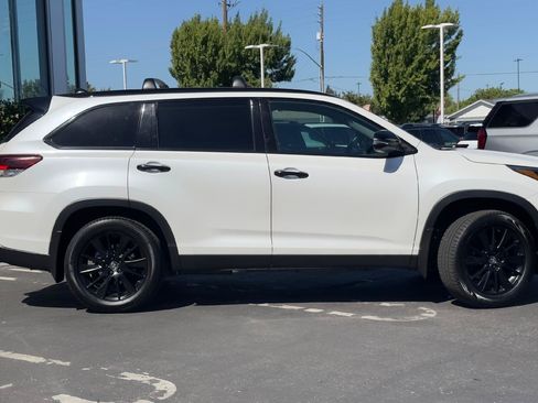 Used 2019 Toyota Highlander SE w/ Nightshade Edition AWD/4WD image 3