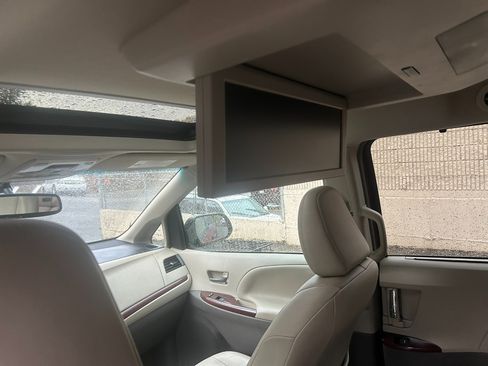 Used 2013 Toyota Sienna XLE image 16