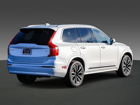 Used 2023 Volvo XC90 T8 Plus image 4