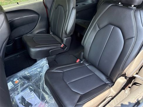 New 2026 Chrysler Pacifica Select image 30