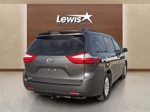 Used 2016 Toyota Sienna XLE image 4