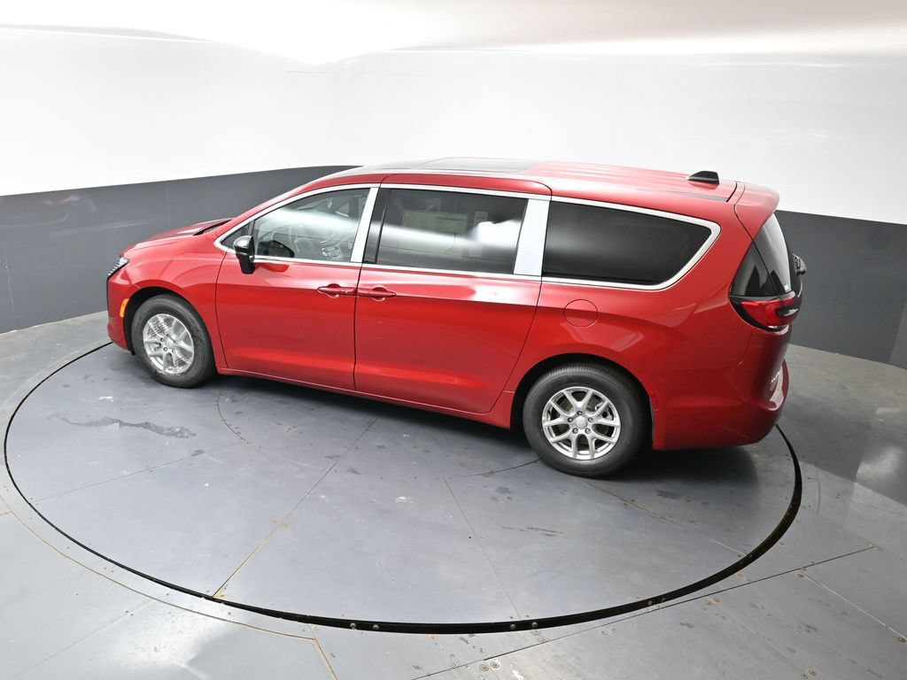 New 2027 Chrysler Pacifica Select w/ Family Tech Group FWD image 31