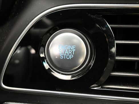 Used 2023 Genesis G70 2.0T image 21