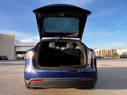 Used 2024 Tesla Model X image 32