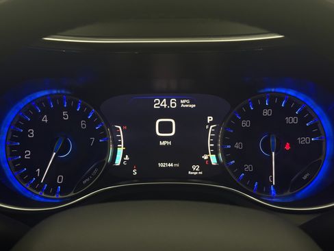 Used 2019 Chrysler Pacifica Limited w/ Tire & Wheel Group FWD image 21