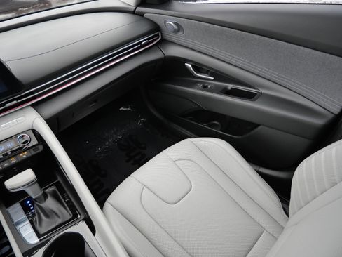 Certified 2025 Hyundai Elantra Limited image 11