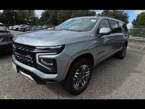 Used 2025 Chevrolet Suburban Z71 image 4