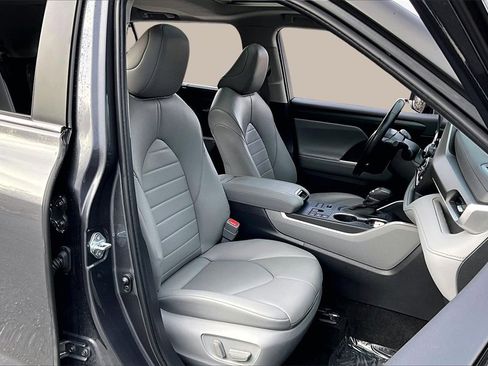 Used 2023 Toyota Highlander XLE image 29