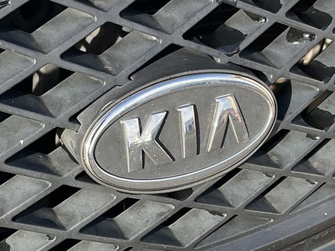 Used 2005 Kia Spectra5 image 9