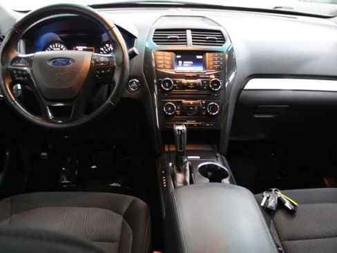 Used 2017 Ford Explorer XLT image 2