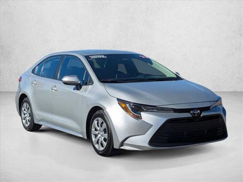 Used 2023 Toyota Corolla LE image 3