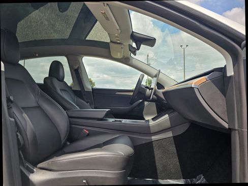 Used 2023 Tesla Model Y Long Range AWD/4WD image 24