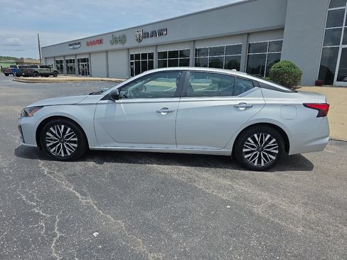 Used 2024 Nissan Altima 2.5 SV FWD image 9