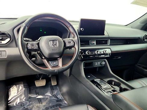 Used 2025 Honda Pilot TrailSport image 13