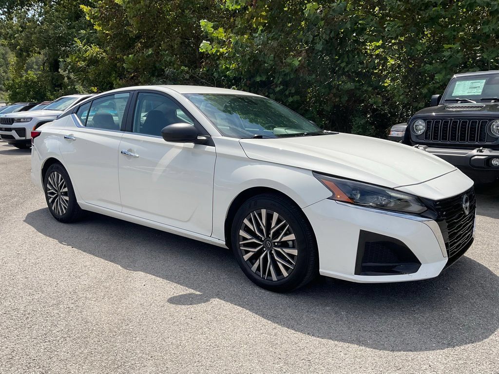 Used 2025 Nissan Altima 2.5 SV FWD image 7