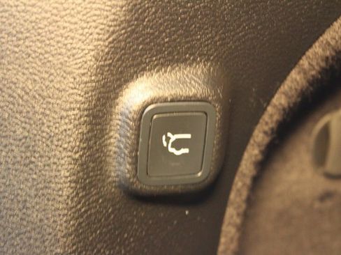 Used 2019 Jeep Cherokee Limited w/ Luxury Group image 17