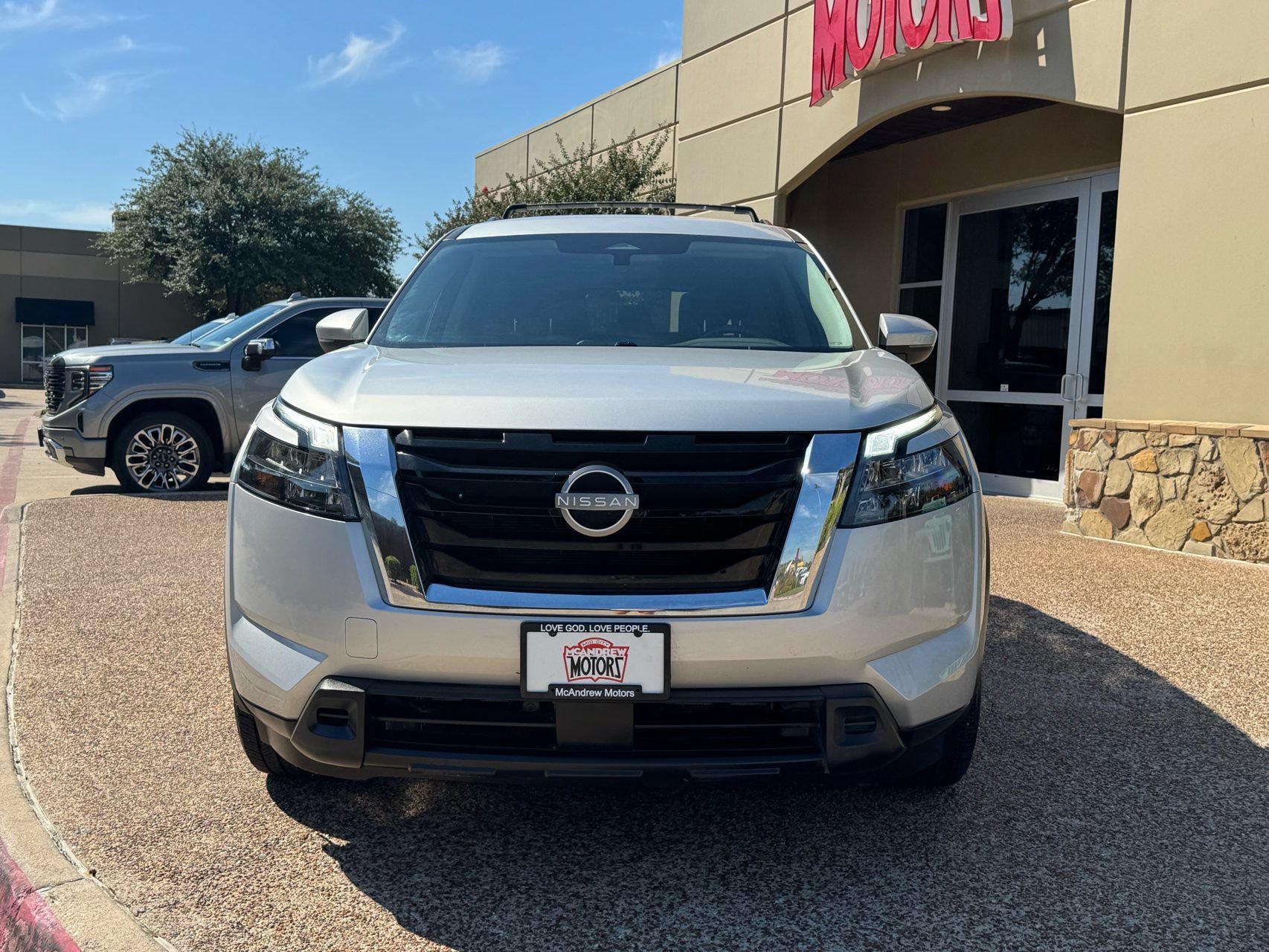 Used 2025 Nissan Pathfinder SV FWD image 5