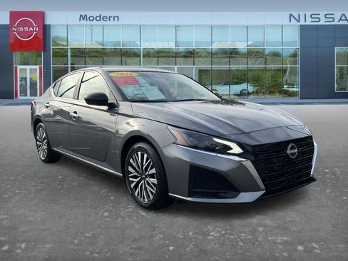 Certified 2025 Nissan Altima 2.5 SV FWD image 3