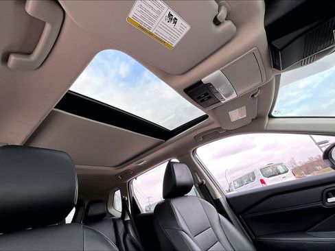 Used 2025 Nissan Rogue SV w/ SV Premium Package image 14