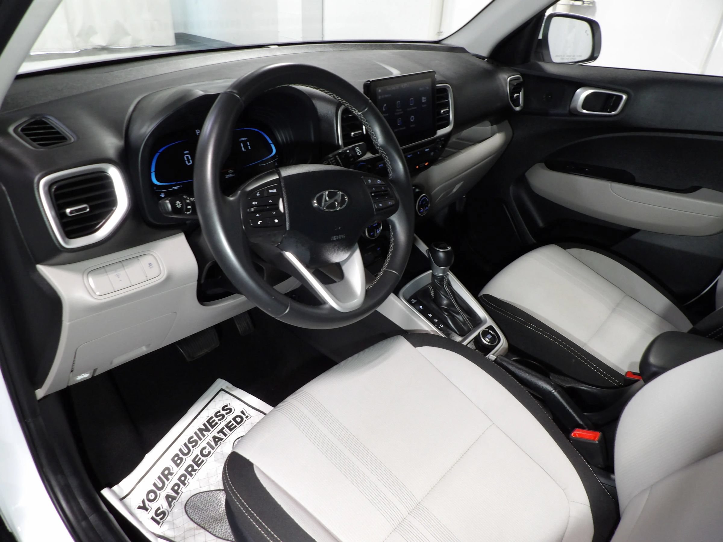 Used 2025 Hyundai Venue SEL FWD image 8