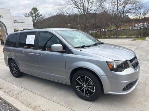 Used 2018 Dodge Grand Caravan SE image 2