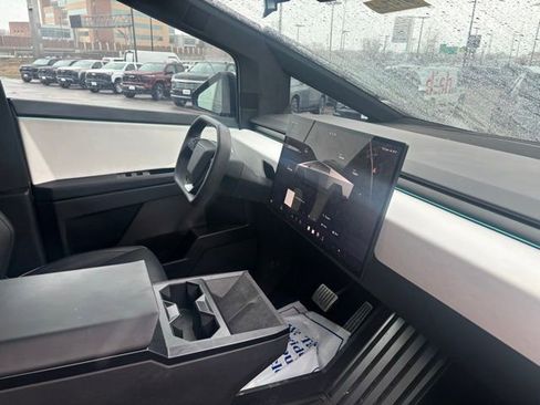 Used 2024 Tesla Cybertruck AWD Crew Cab image 5