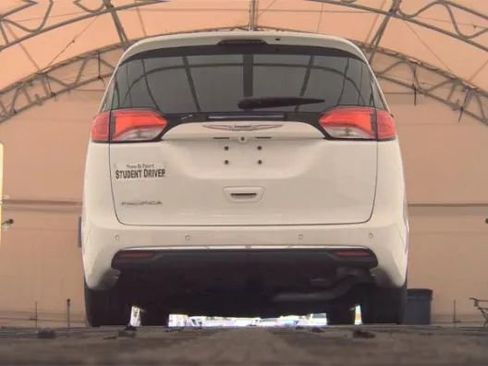 Used 2018 Chrysler Pacifica Touring-L Plus w/ Advanced Safetytec Group image 4