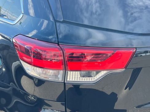 Used 2017 Toyota Highlander XLE w/ Carpet Mat Package image 20