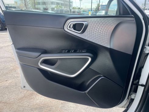 Used 2025 Kia Soul LX w/ LX Technology Package image 18