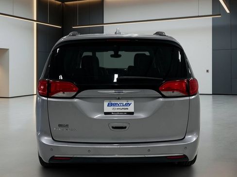Used 2018 Chrysler Pacifica Touring-L FWD image 5