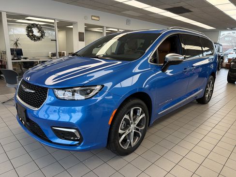 New 2026 Chrysler Pacifica Pinnacle image 4