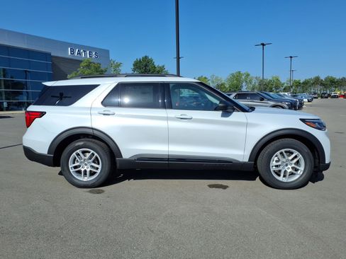 Used 2026 Ford Explorer Active w/ Active Comfort Package RWD image 2