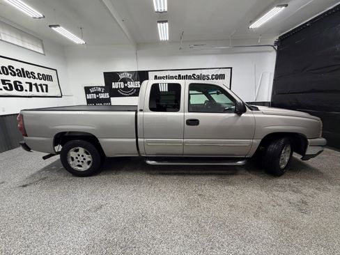 Used 2007 Chevrolet Silverado 1500 LT w/ Extended Cab Value Package image 2