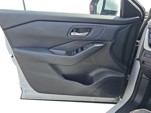 Used 2025 Nissan Rogue SV FWD image 25
