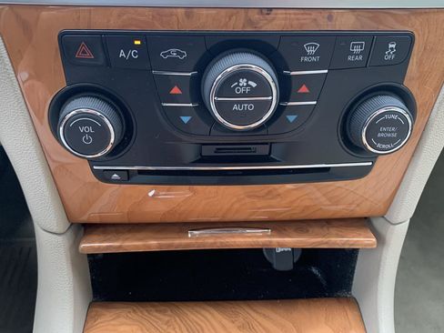 Used 2014 Chrysler 300 C RWD image 16